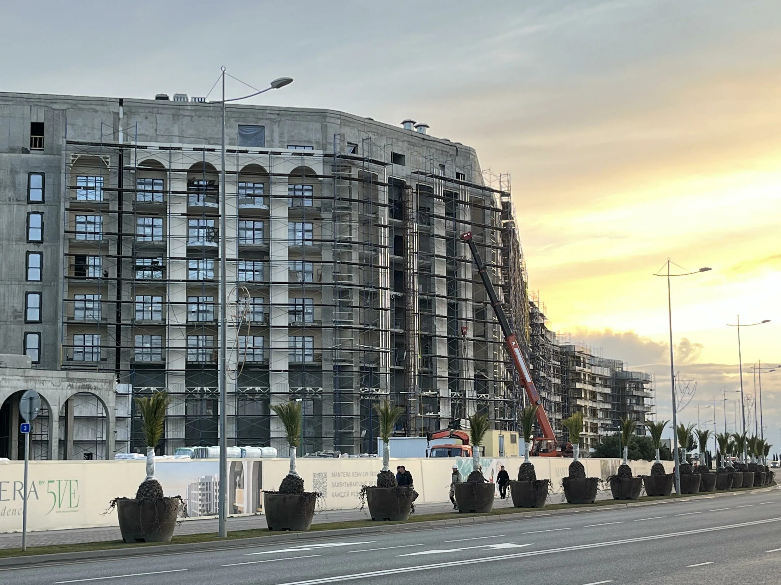 ПГТ Сириус строится, новый отель с апартаментами в центре Олимпийского парка Соч