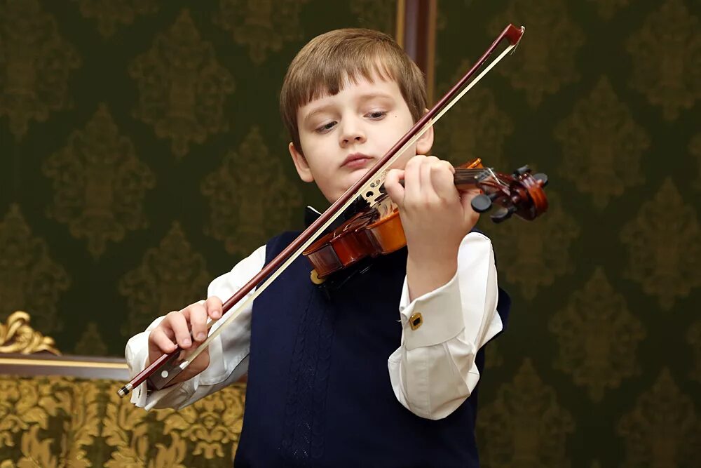 Игра скрипка играть. Дети играющие на скрипке. Ребенок играет на скрипке. Играющий на скрипке. Мальчик играющий на скрипке.