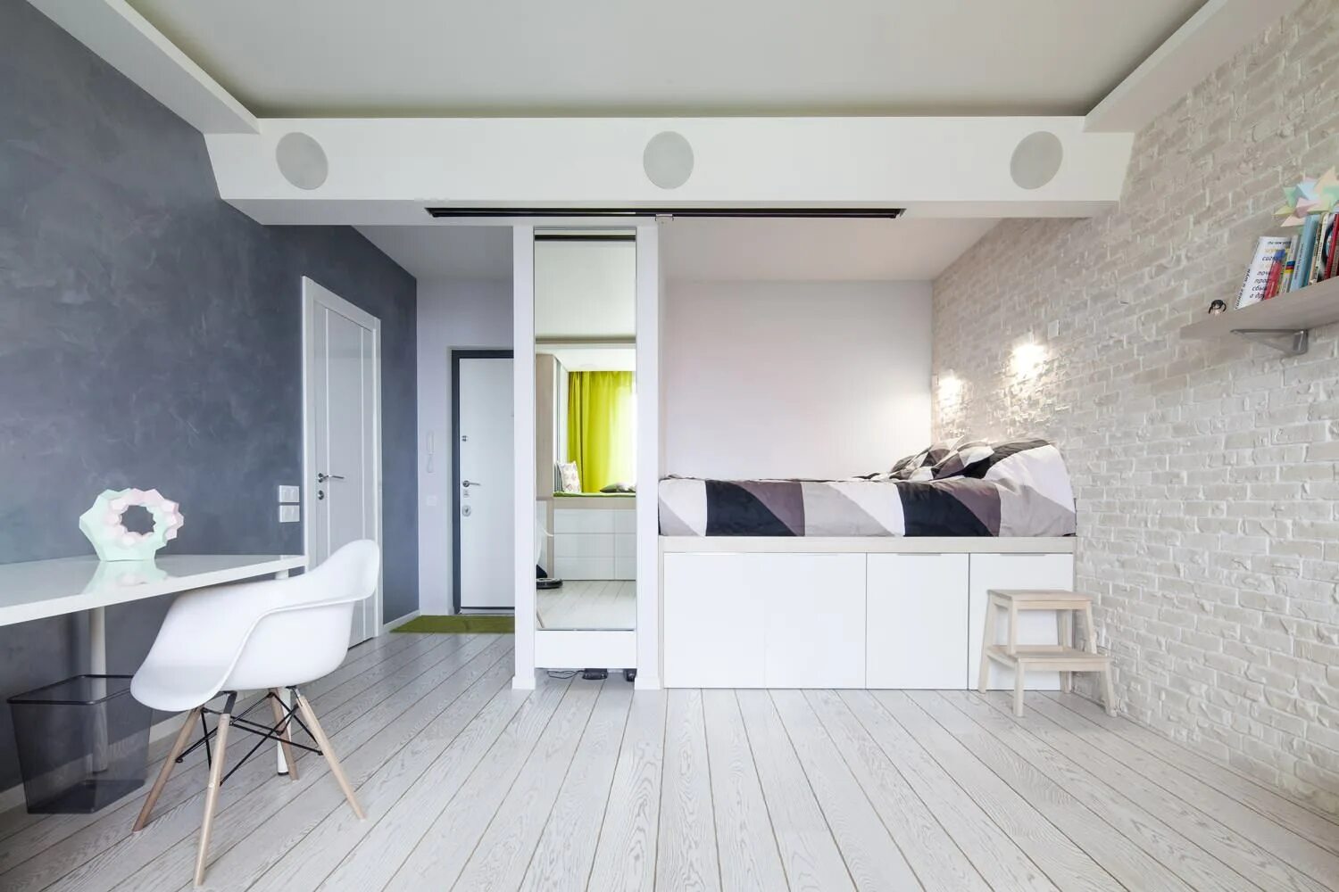 Маленькая однушка. Дизайнерские решения для квартиры. Светлый дизайн однокомнатной квартиры. Кровать подиум. Кровать на подиуме в студии.