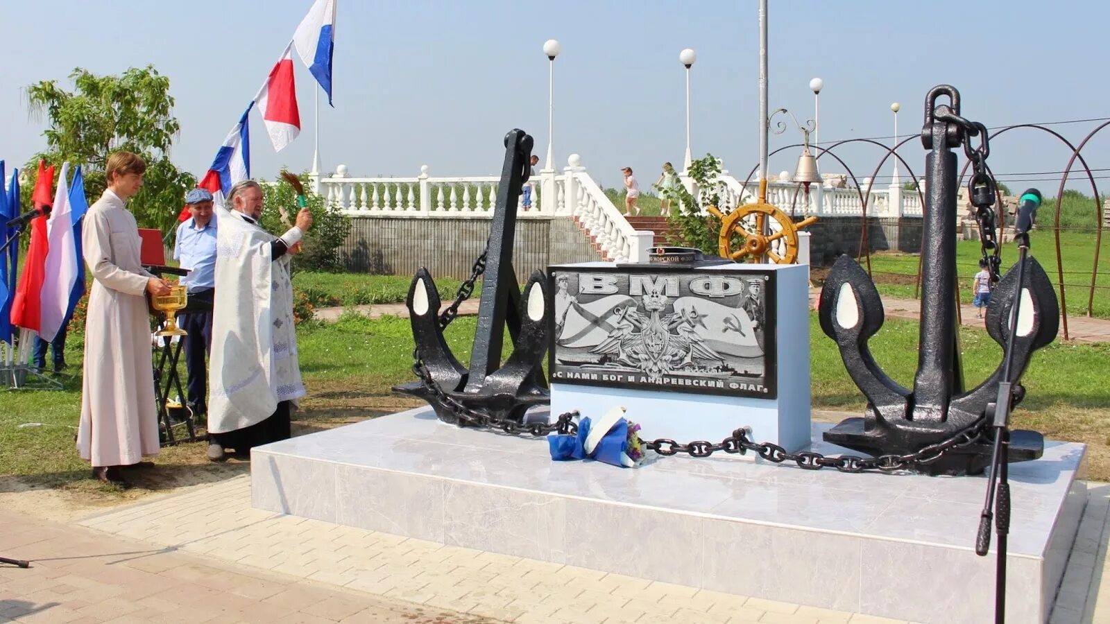 Памятник морякам в кирове. Памятник морякам в дивноморске. Памятник "морякам северного флота" г. Памятник морякам десантникам евпатория. Памятник флоту в севастополе.