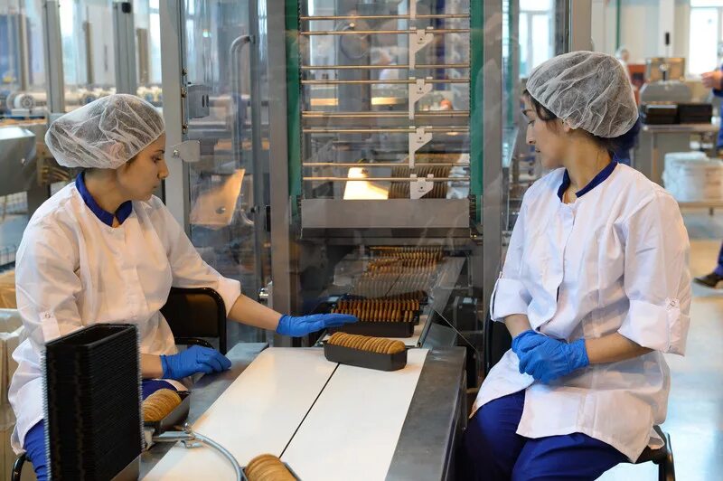 упаковщики фасовщики. фабрика конфет фруже. фабрика шоколада фруже экскурсии. упаковщики фасовщики. каравай завод.