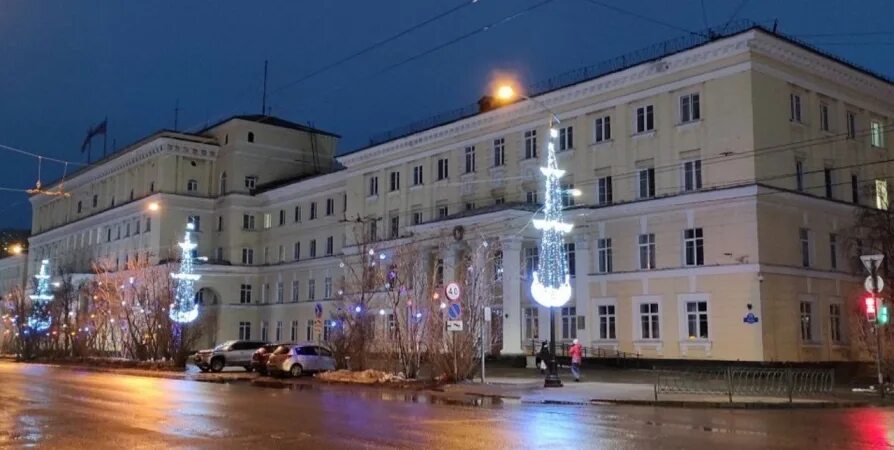 Здания Мурманска. Здание с часами в Мурманске. Час земли Мурманск. Здание Мурманской Госсанэпидслужбы.