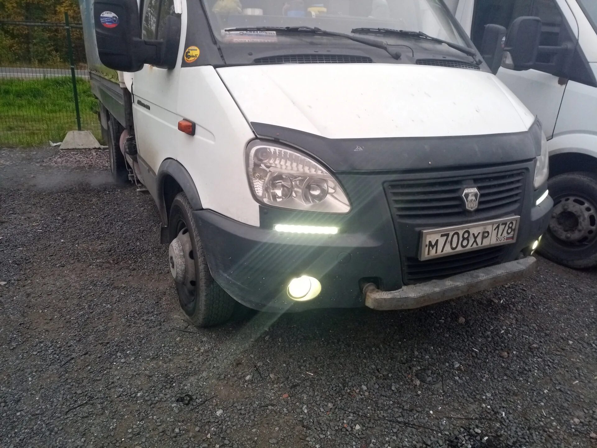 Газель габариты на ветровик. Лампа габаритов газель 3302. Лампы газель старого образца. Газ 2705 с квадратные фары. Дневные ходовые огни газель некст.