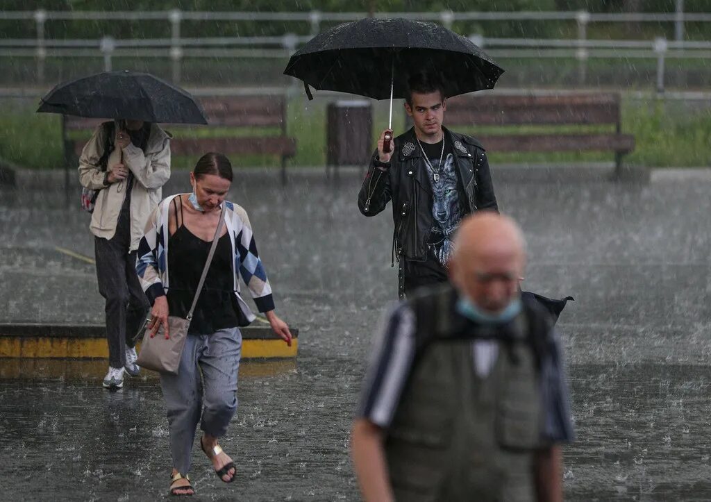 Москву накрыл ливень. Начинается дождь. Дождь последние события. Аномальный ливень.