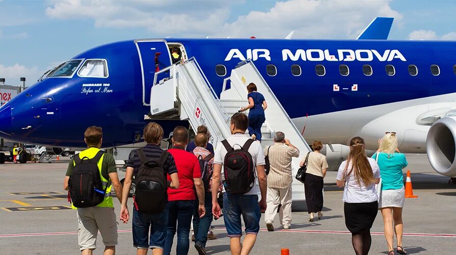 Авиарейсы открывают. Авиакомпания Air Moldova. Аэр Молдова самолет. Авиакомпания Air Moldova логотип. Молдавский самолет в АИР Молдова.