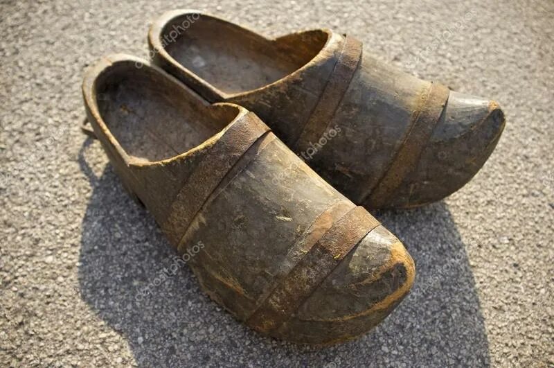 Покажи башмаки. Рваные сапоги. Покажи башмаки. Старая пепельница башмак. Старинные башмаки.