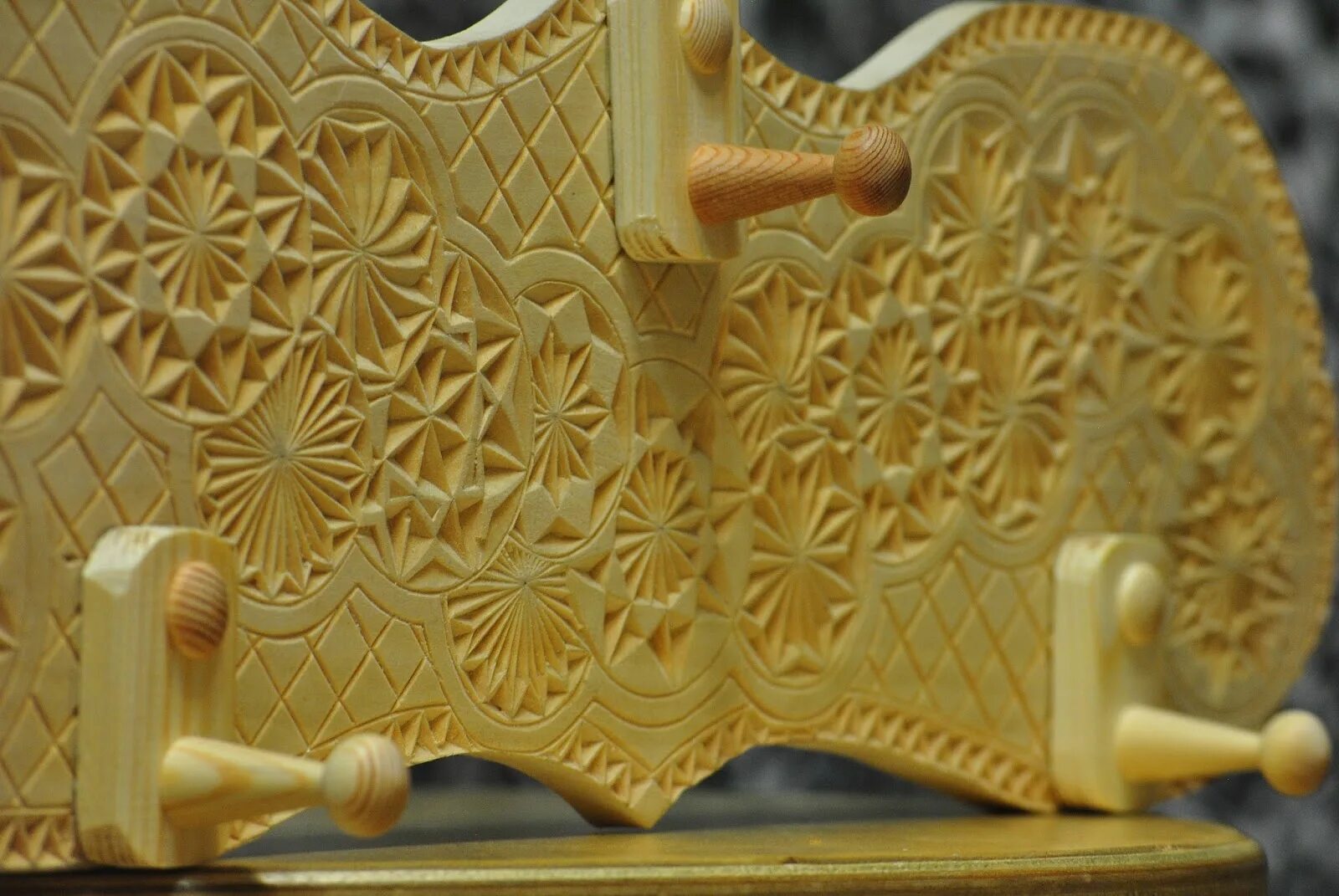 Начинающего резчика. Начинающего резчика. Резец по дереву narex 826508. Мастерская по резьбе по дереву. Разделочная доска с геометрической резьбой.