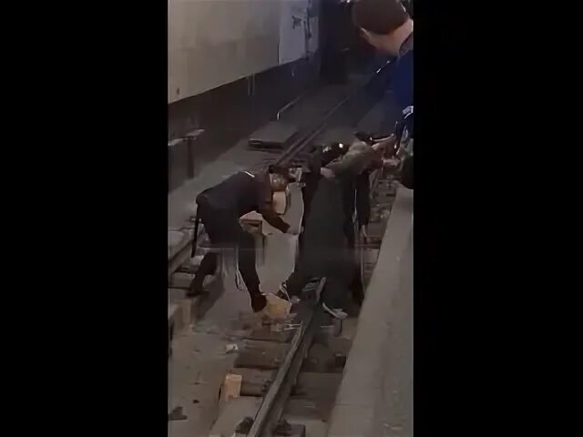 Рельсы метро. Рельсы на станции технологический институт. Рельсы метро. Человек упал на рельсы в метро. Упал на рельсы метро москвы.