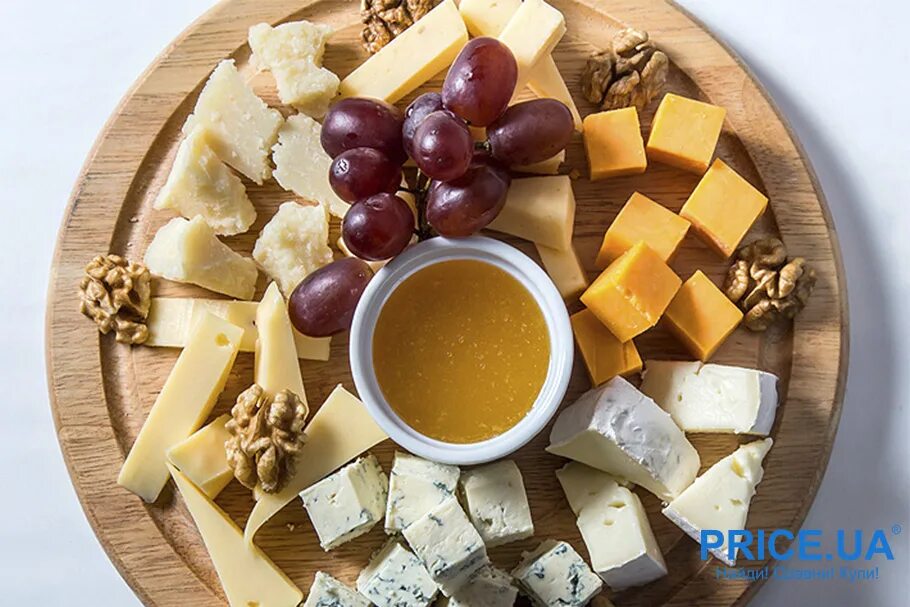 Сырная тарелка с медом и орехами. Сыры для сырной тарелки. Европейская сырная тарелка. Тарелка для сыра. Два кусочка сыра на тарелке.