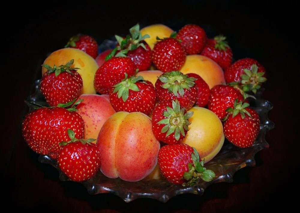 Летние фрукты. Летние фрукты. Сад с фруктами. Вкусные ягоды. Фруктов лет.