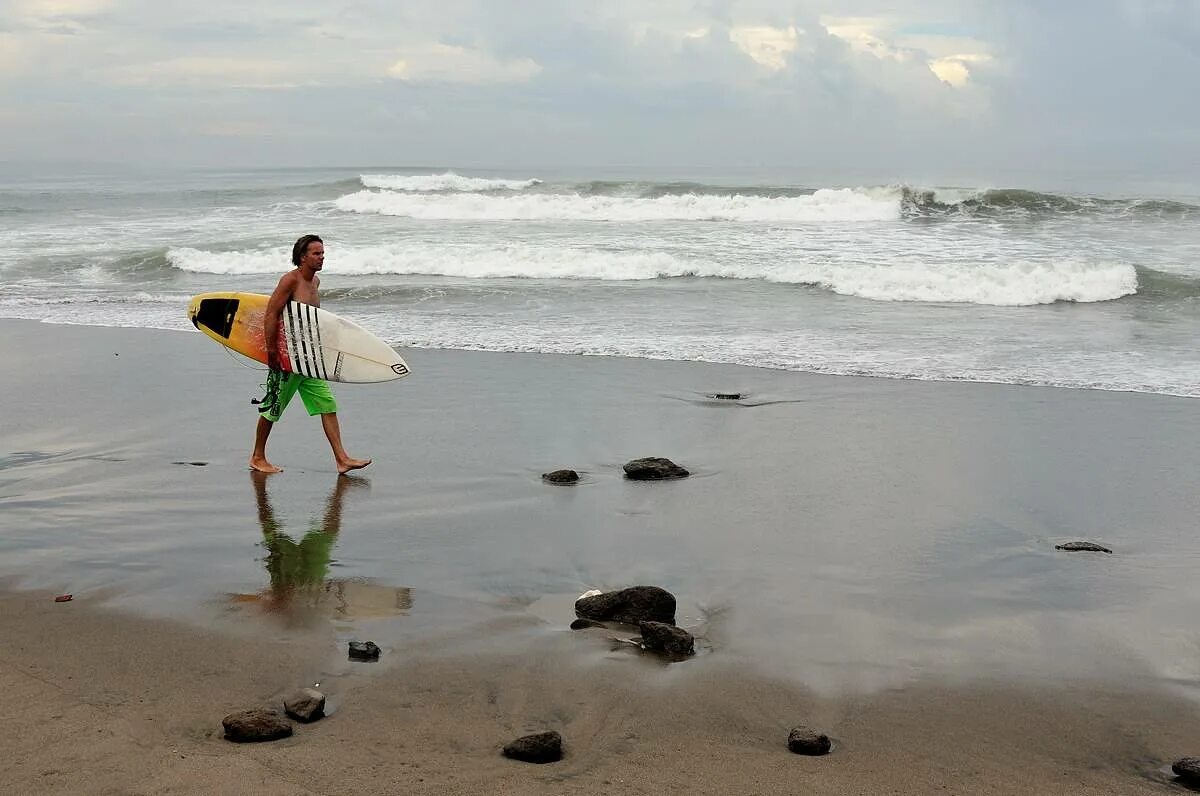 Tom beach. Черный пляж Бали Чангу. Thomas Beach Bali. Бали желтый песок.