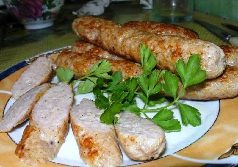 Куриные колбаски приготовление. Домашние куриные колбаски. колбаски по домашнему. домашняя куриная колбаса. куриные колбаски по-домашнему.