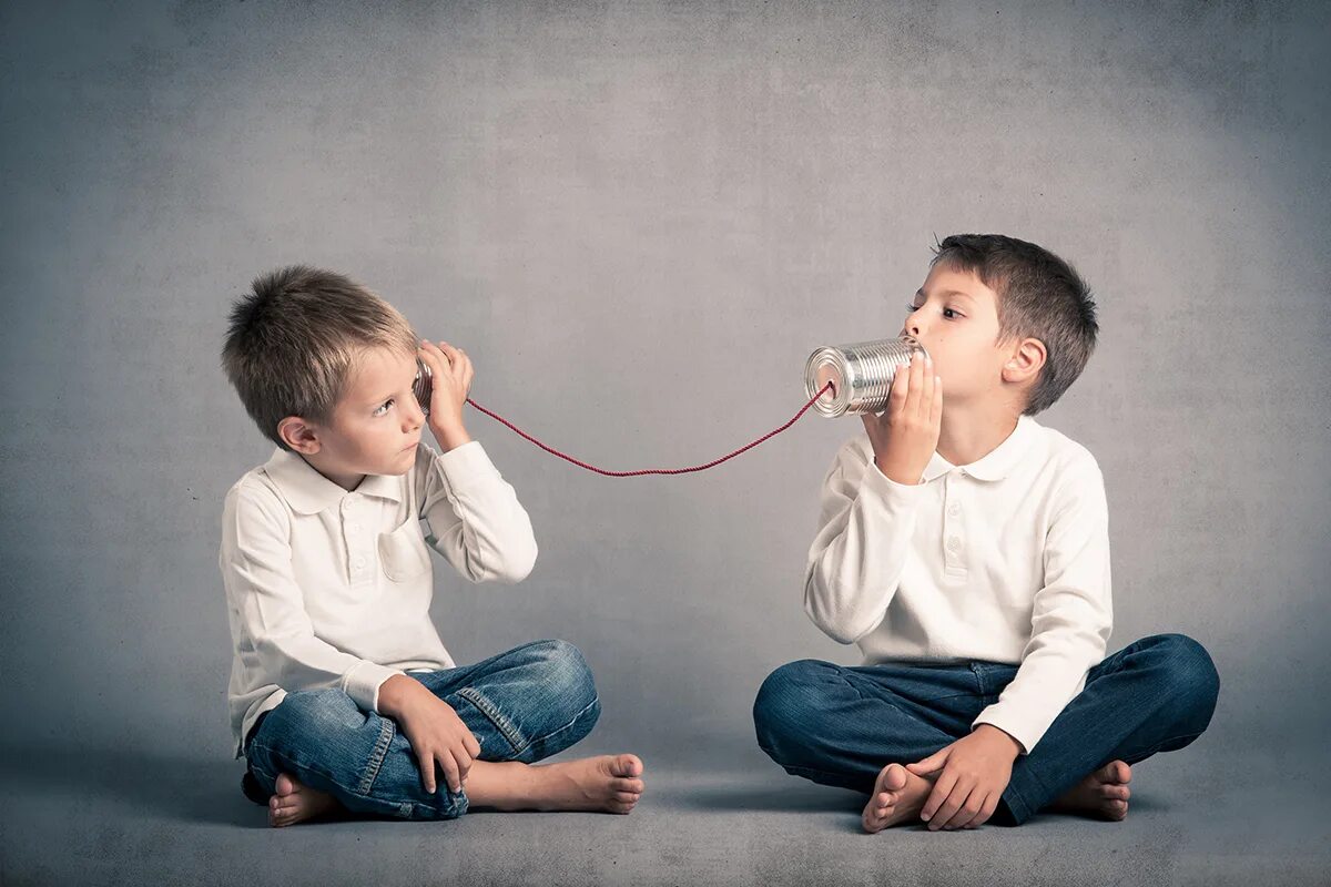 Listen to each other. Диалог мальчика и девочки. Мужчина и женщина общаются. Listen to each other. Фотосессия сестры на ухо.