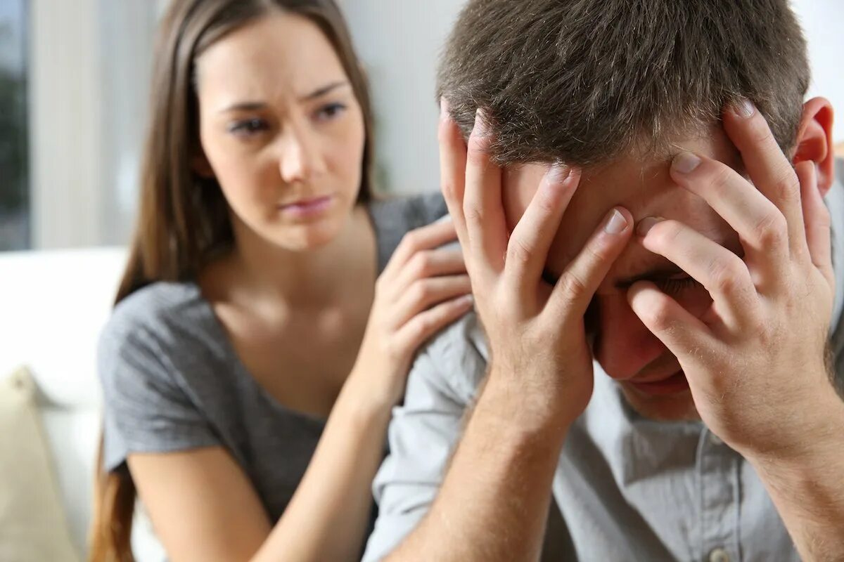 Беседа с пациентом. Подросток у психолога. Успокоить тип. Переживания родителей. Женщина утешает мужчину.