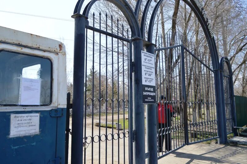 Балаково саратовская кладбище. Сторож на кладбище. Новое кладбище балаково. Старое кладбище балаково. Старое кладбище балаково номер 1.