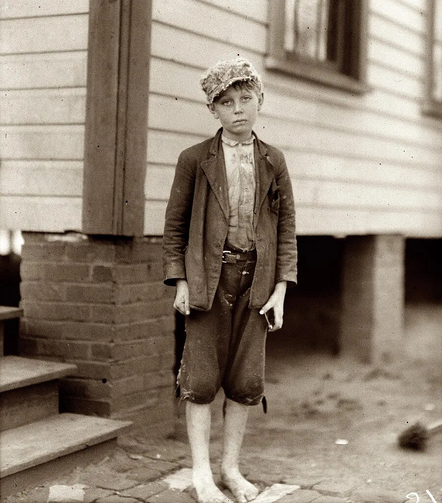 Льюис Хайн мальчик. Социальная фотография Льюис Хайн. Беспризорники Лондона 19 век. 19 Век Англия одежда бедняков.
