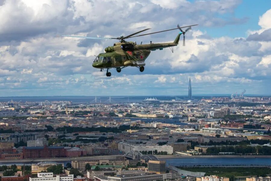 Вертолеты над санкт петербургом. Вертолет над городом. Военный вертолет. Самолет над городом. Вертолет в небе.