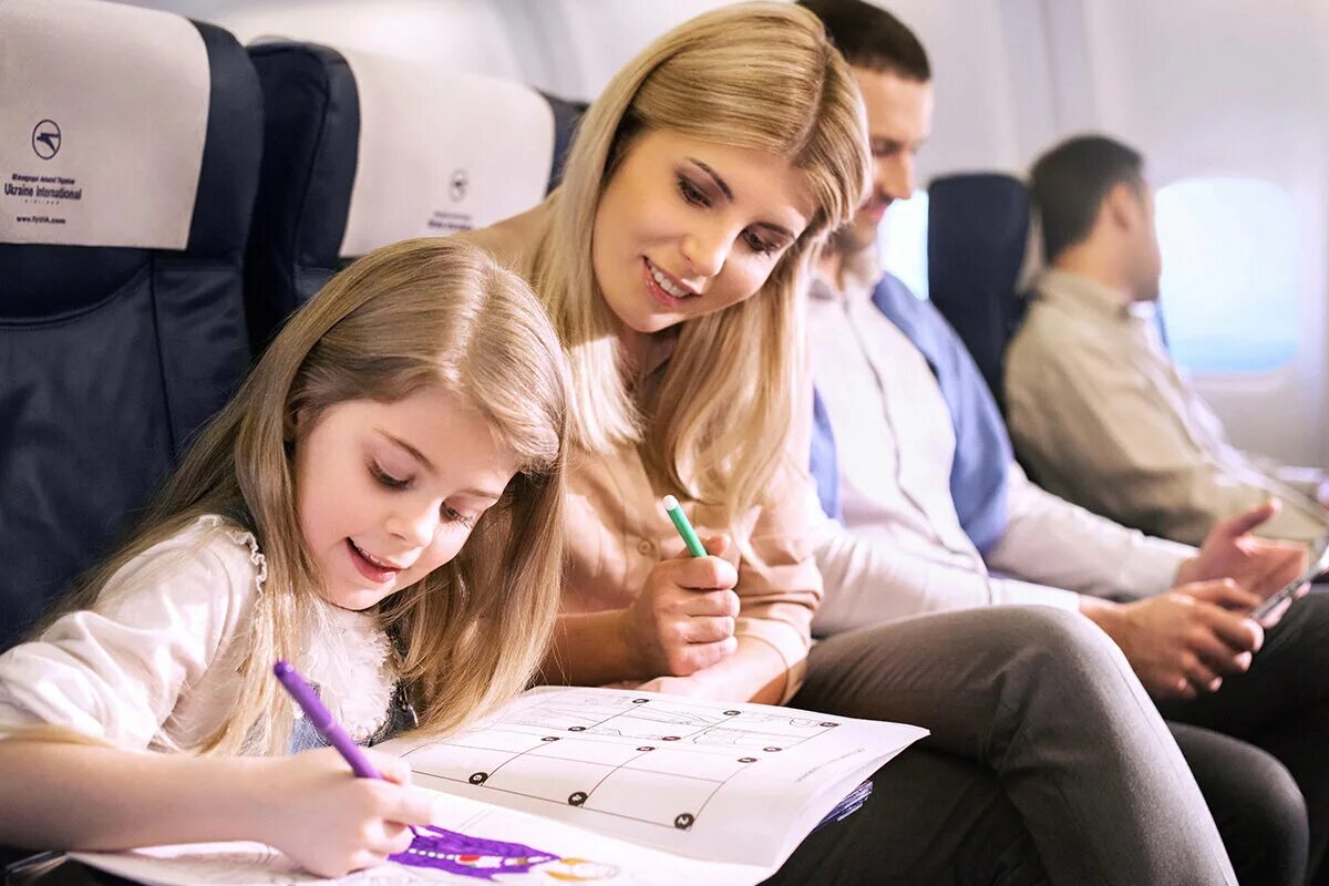 Родители с детьми в самолете. Самолет для детей. Школьники в самолете.