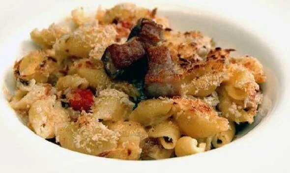 Паста со свининой. Свинина тушеная с макаронами. Мясной гуляш с подливкой. Спагетти со свининой на сковороде. Гуляш с макаронами.