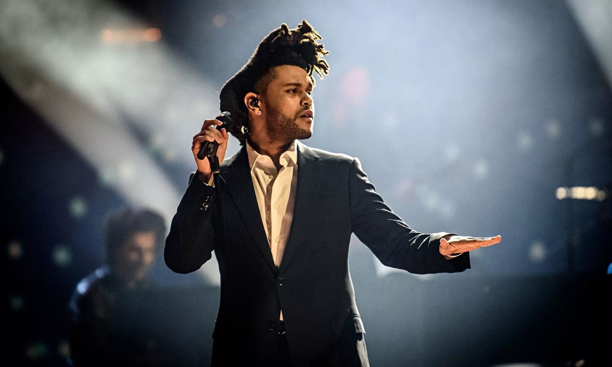 Earned it the weekend. The Weeknd. The Weeknd 2022. Певец де викенд. The Weeknd обои.