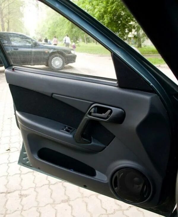 Обивка передней двери левая гольф 4. Bentley continental supersports 2009. Дверные вставки хендай акцент. Перетяжка дверей автомобиля. Дверные карты дэу матиз.