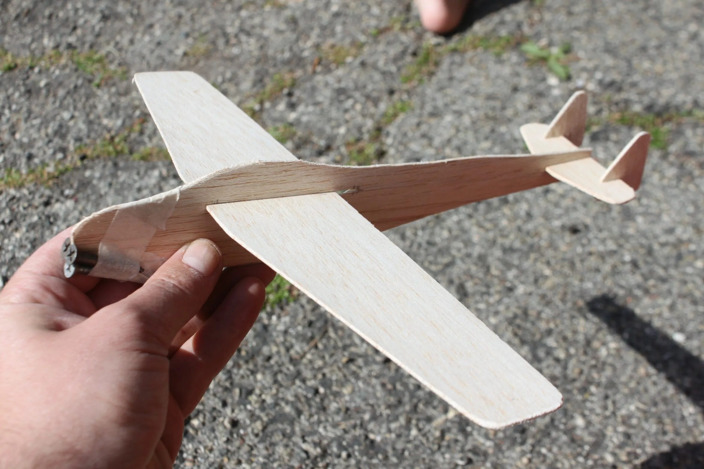 Самодельные летающие. Самолет из фанеры. Поделка самолет. Авиамодели из дерева. Самолет из дерева.
