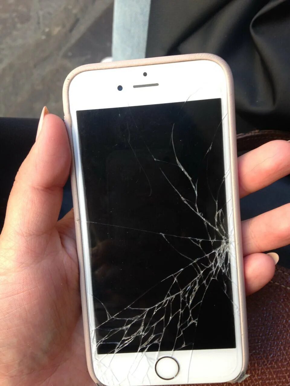 Разбитый айфон 6. Разбитый айфон 5s. Разбитый экран айфона. Разбитый дисплей айфон. Трещины на айфоне
