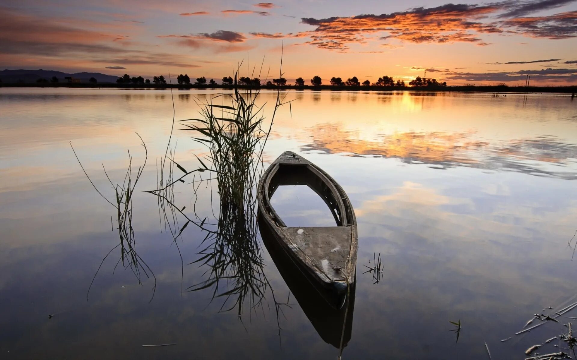 Пейзаж с отражением. Отражение в воде. Пейзаж с отражением в воде. Лодка на реке. На реке на озере работал