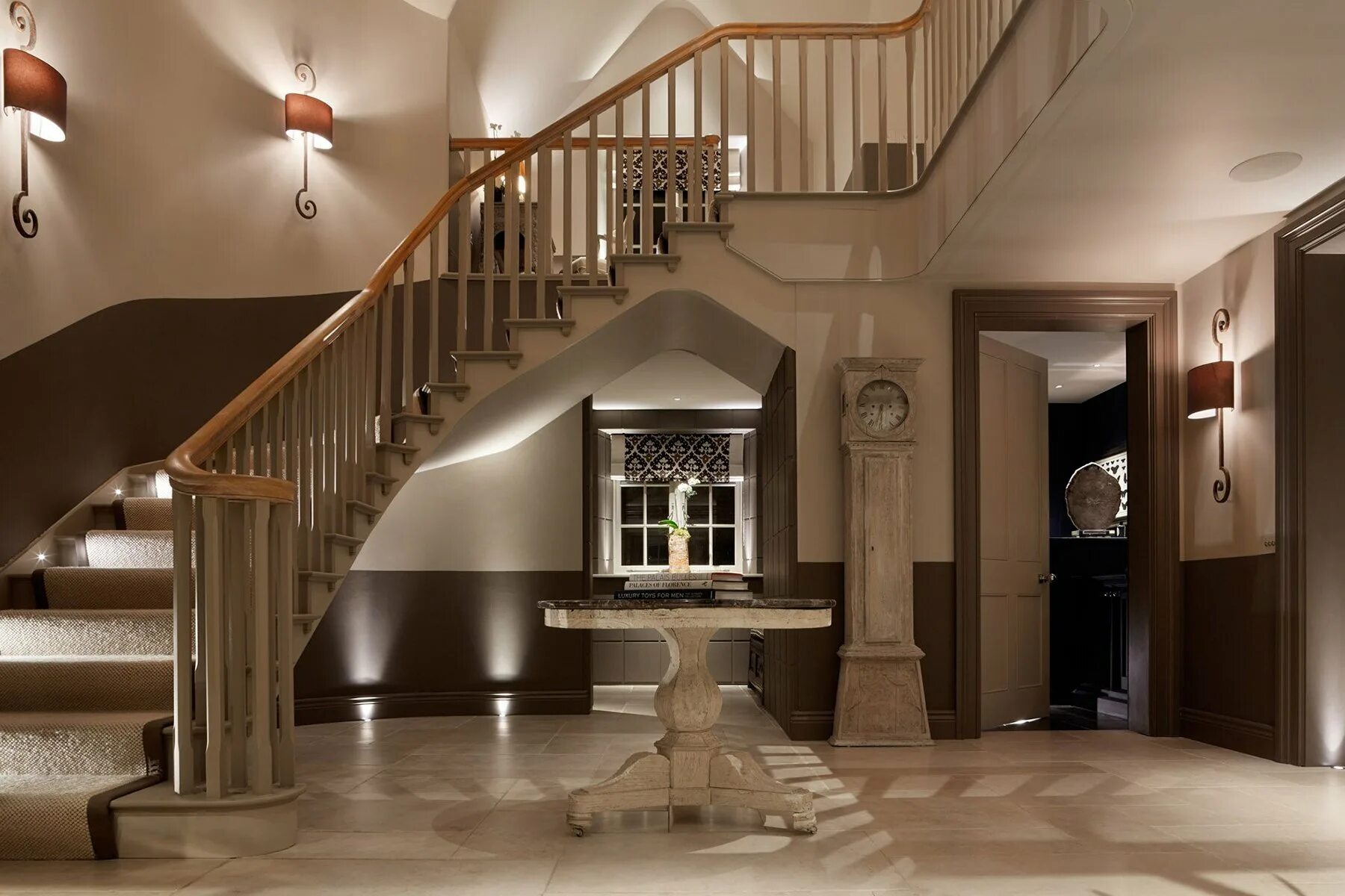 Лестничный марш в коттедже. Интерьер лестничного пролета. Лестница в интерьере. Отделка лестницы в частном доме. Освещение лестничного пролета в частном доме.