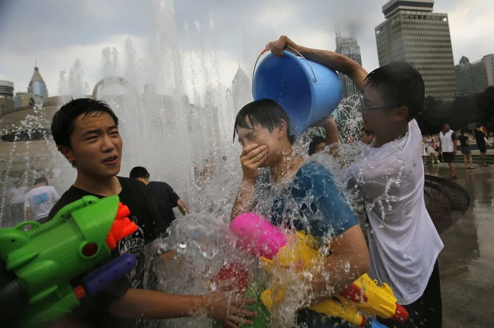 Жара в Китае. Жара в Шанхае. Китайцы в жару. Жара в Пекине. Water fights