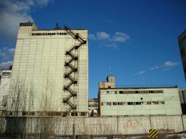 Мелькомбинат 3 новосибирск. Новосибирский мелькомбинат 1. Заброшенный мелькомбинат сыктывкар. Мелькомбинат город. Заброшенный мелькомбинат сыктывкар.