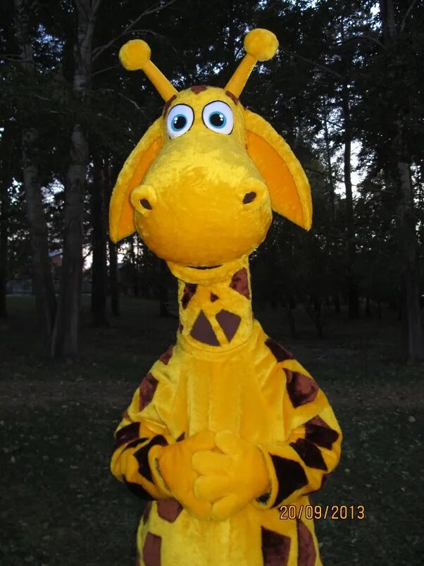 Жирафа аниматоры. Костюм жирафа аниматор. Ростовая кукла жираф. Мелман ростовая кукла. Кони аниматоры на баумана в казани.