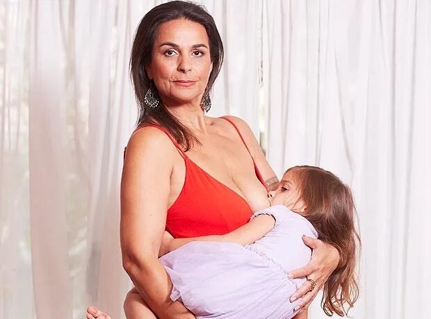 Титя видео. Маха Аль Муса. Кормящая женщина. Кормление грудью. Грудное вскармливание взрослых детей.