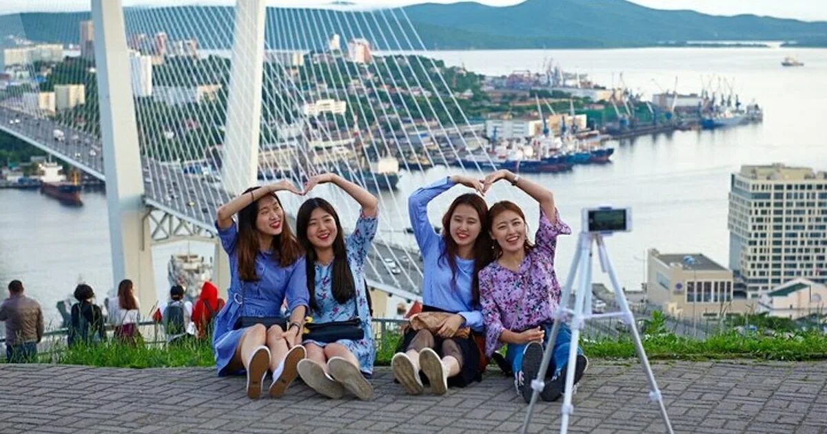 Жители Владивостока. Корейские туристы в России. Владивосток население. Туризм в Корее. Владивосток население 2024