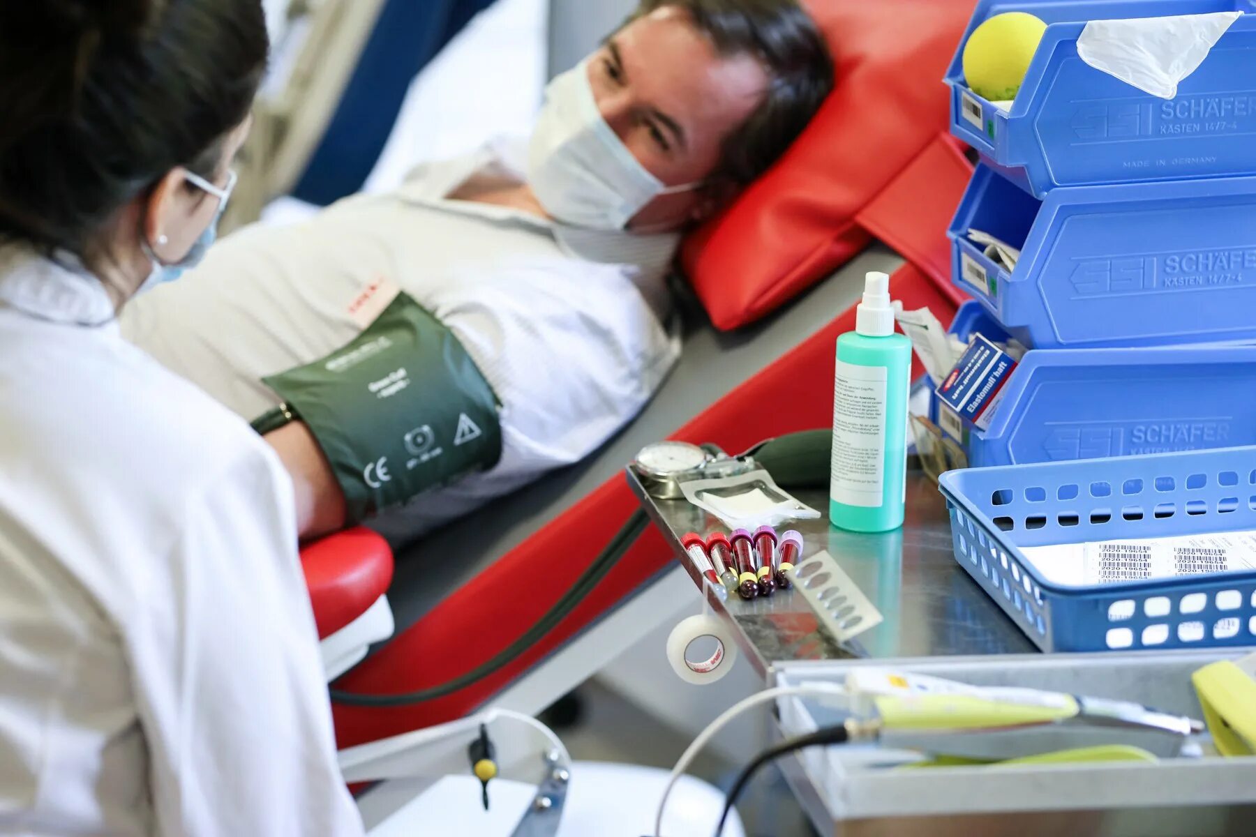 Переливание крови спасло жизнь. Переливание крови пациенту. Наблюдение за переливанием крови. Переливание крови в современной медицине.