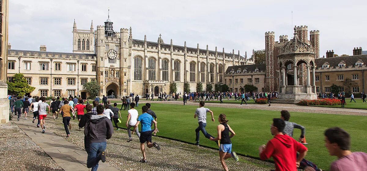 Students cambridge cambridge university. Оксфорд и Кембриджский университет. Университет в Лондоне Кембридж. Кембриджский, Оксфордский, университет Глазго.. Оксфорд и Кембридж университеты.