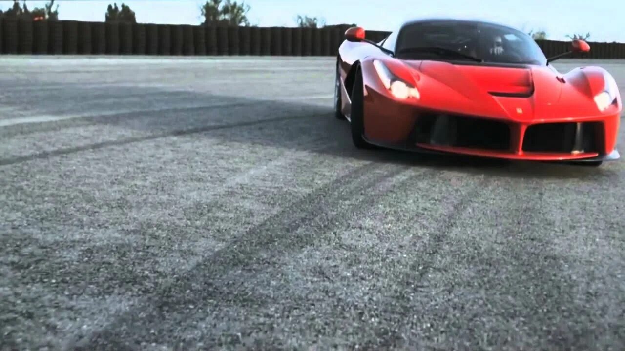 Ferrari LAFERRARI дрифт. Ferrari LAFERRARI 2013. Дрифт на Феррари Энзо. Ferrari LAFERRARI скорость.