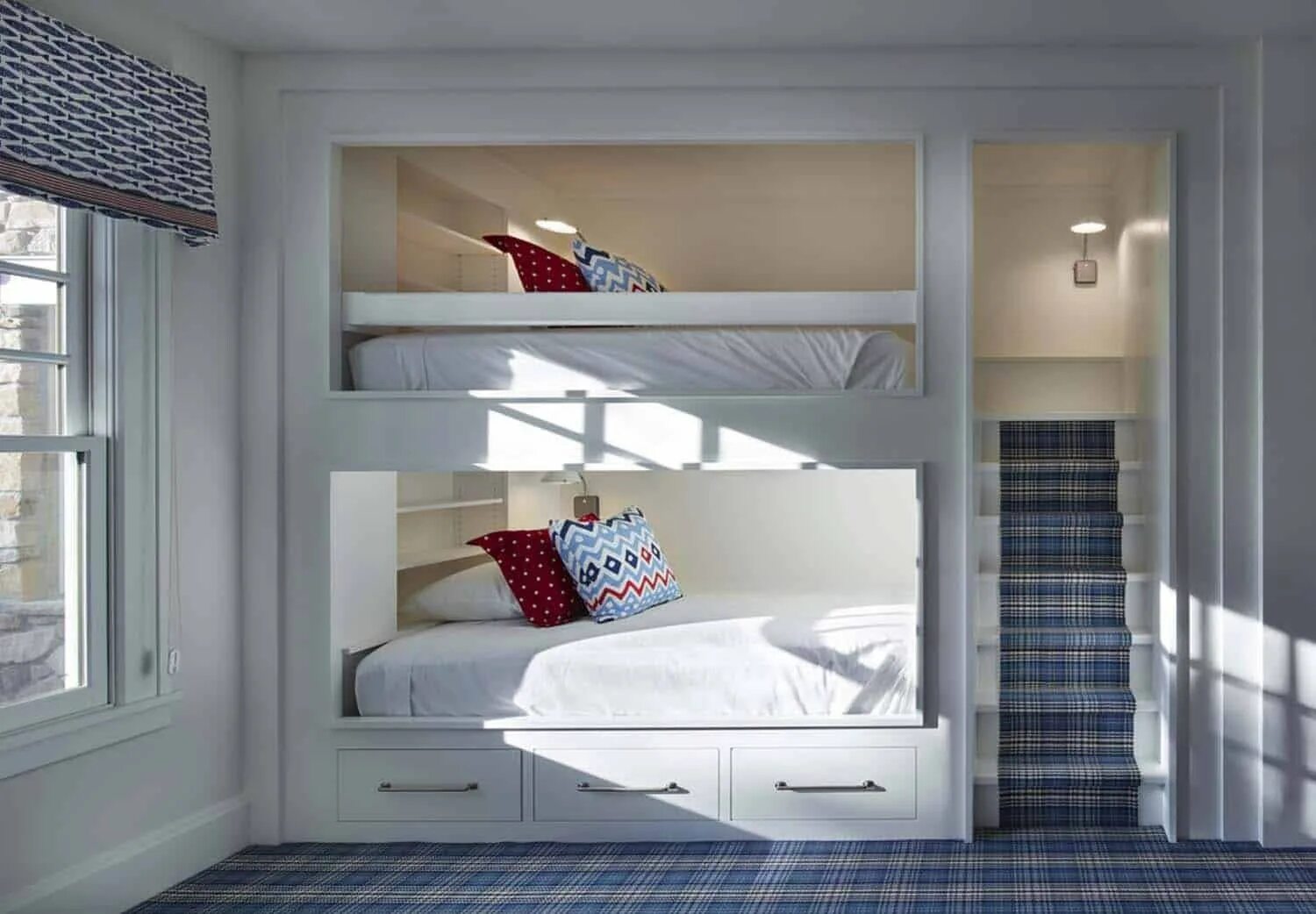Двухэтажный спальный. Спальня с двухъярусной кроватью. Комната с двухэтажной кроватью. Двухэтажная кровать в нише. Спальня с двухэтажной кроватью.