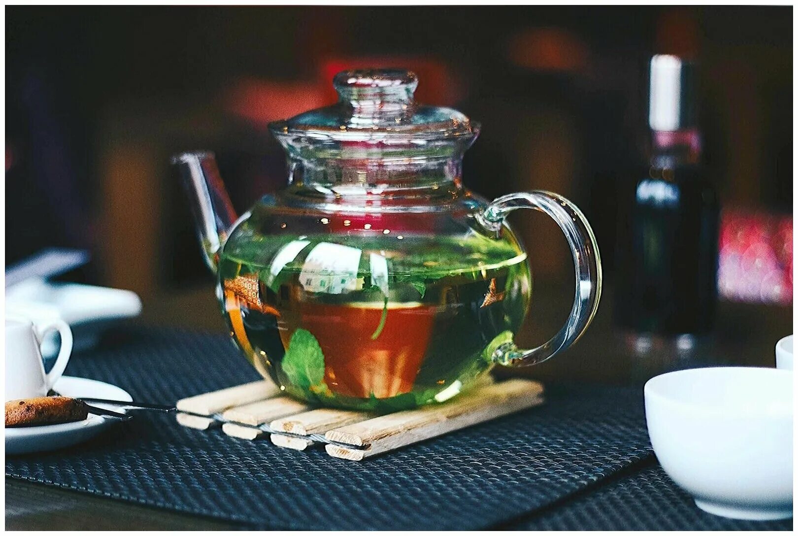 Зеленый чай вечером. Чай. Чай в чайнике. Чай в чайничке. Чай в заварнике.