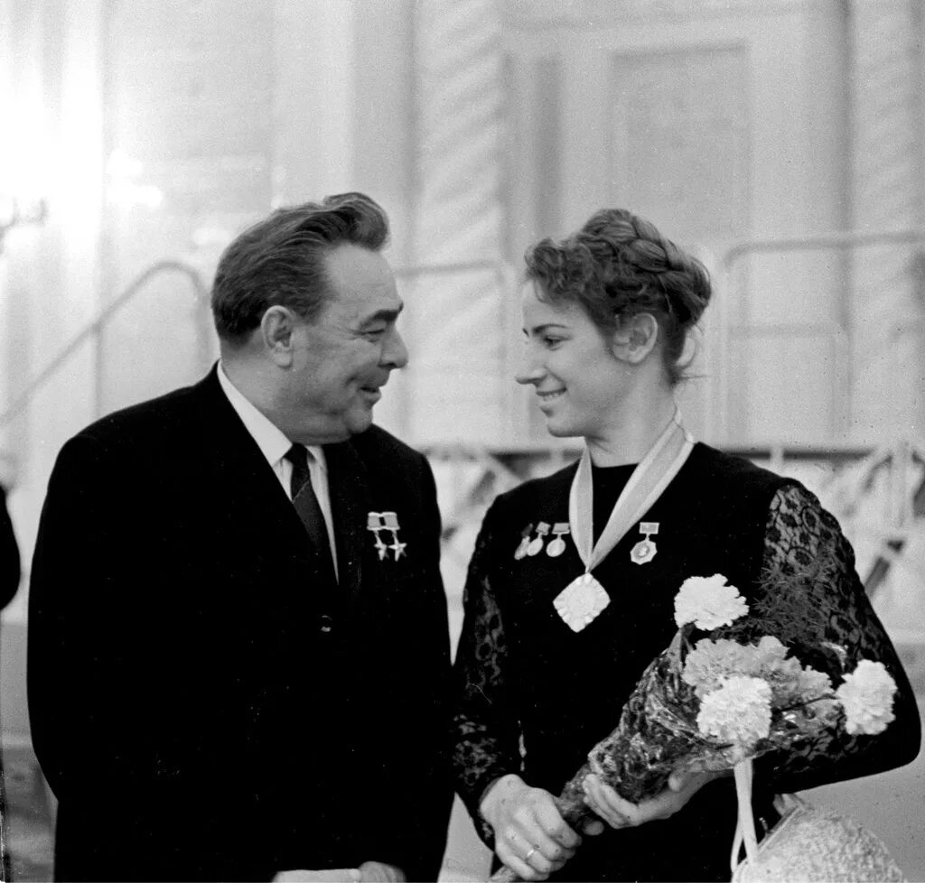 нина александровна коровякова. нина коровякова и брежнев. клавдия шульженко и коралли. виктория петровна денисова брежнева. нина александровна коровякова медсестра.