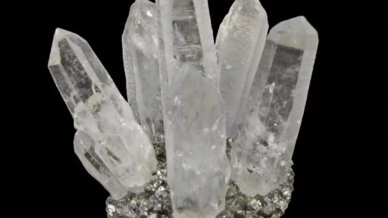 Quartz crystal. Монокристалл горного хрусталя. Друза кварца. Горный хрусталь камень друза. Друза кристаллов кварца.