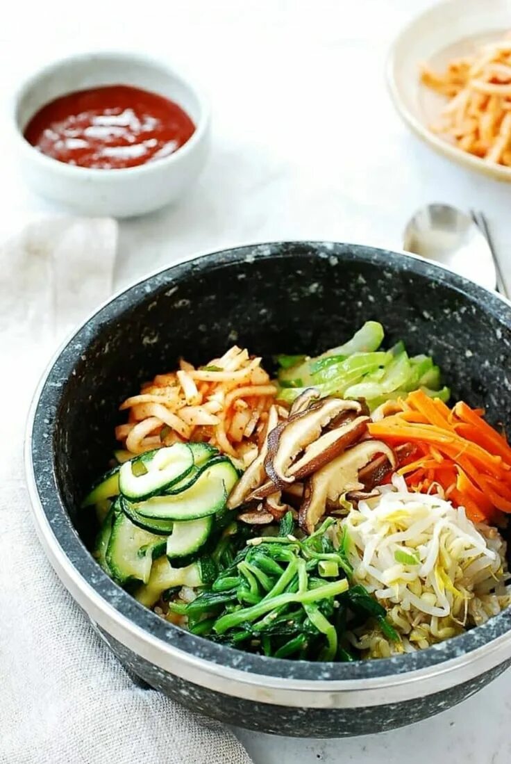 Кукси по-корейски. Корейское кукси. Японский стол с едой. Вкусная корейская еда. Корейская кухня рамен.