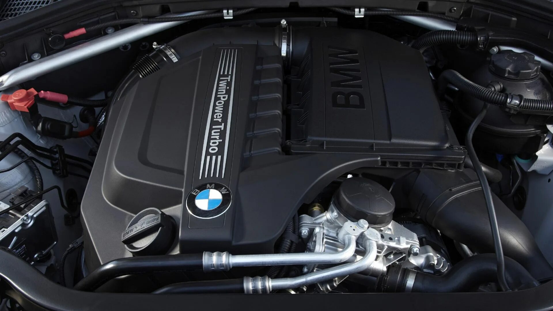 Bmw x3 двигатель. Е70 бмв моторный отсек. 0d. Бмв е70 3. Bmw x3 f25 моторный отсек.
