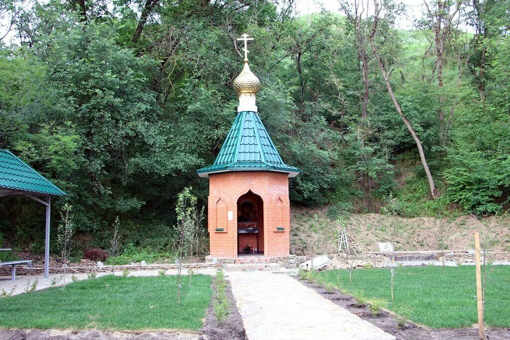 Золотая рыбка источники краснодарский край. Монастырский лес Белгород Родник. Монастырский лес Белгород источник. Купель в монастырском лесу Белгород.