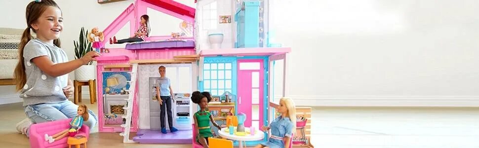 Мечтаешь о кукле. Дом Barbie Малибу fxg57. Дом для Барби складывающийся. Кукла Барби дом для Барби складной. Малибу дом Барби с зоной отдыха.