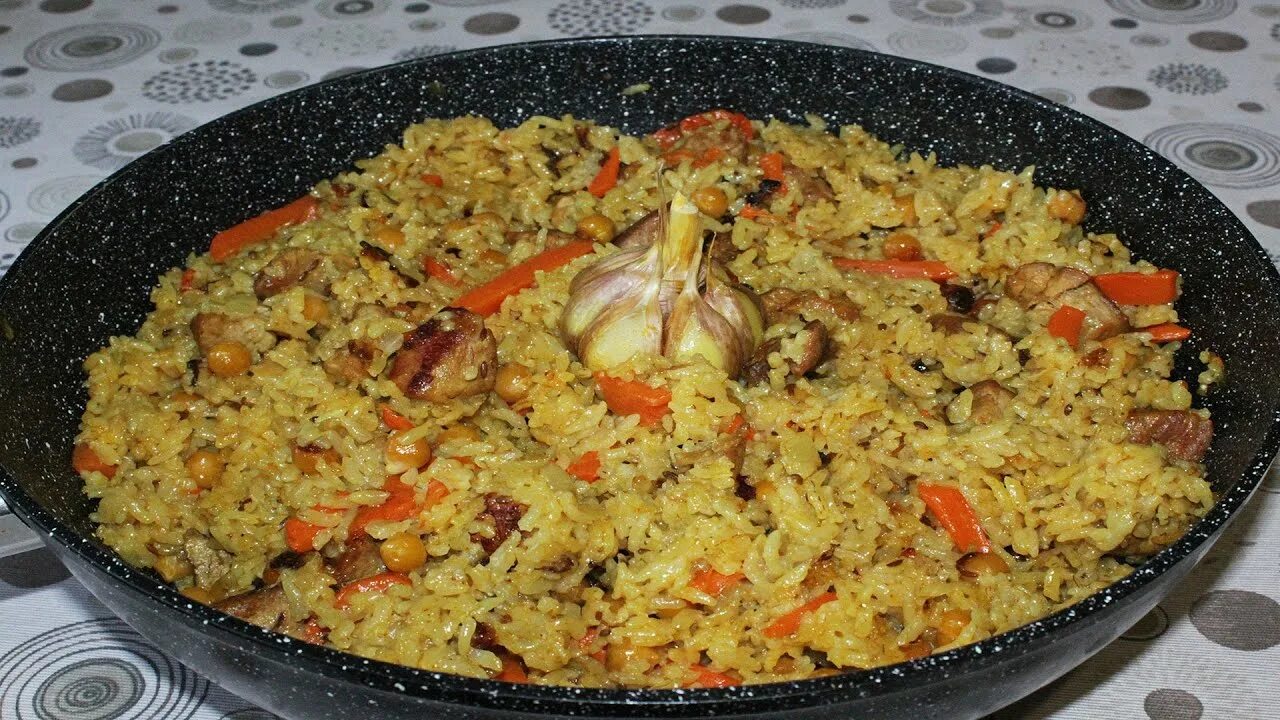 Плов с изюмом и мясом в казане. Узбекский плов с нутом. плов с нутом без мяса. плов с нутом и рисом и мясом. плов с нутом и рисом.