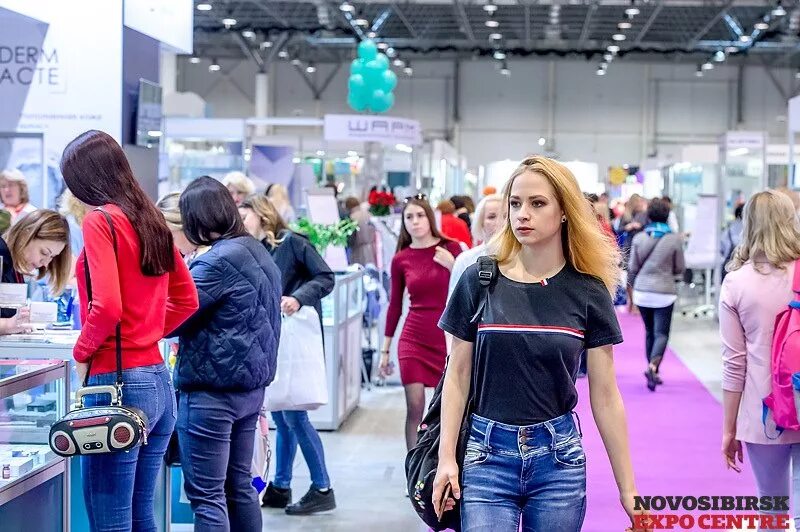 Выставка невские берега 2023. Выставка индустрии красоты. Генштаб выставка о моде. Выставочный зал с картинами. Выставка красота и стиль эрмитаж.