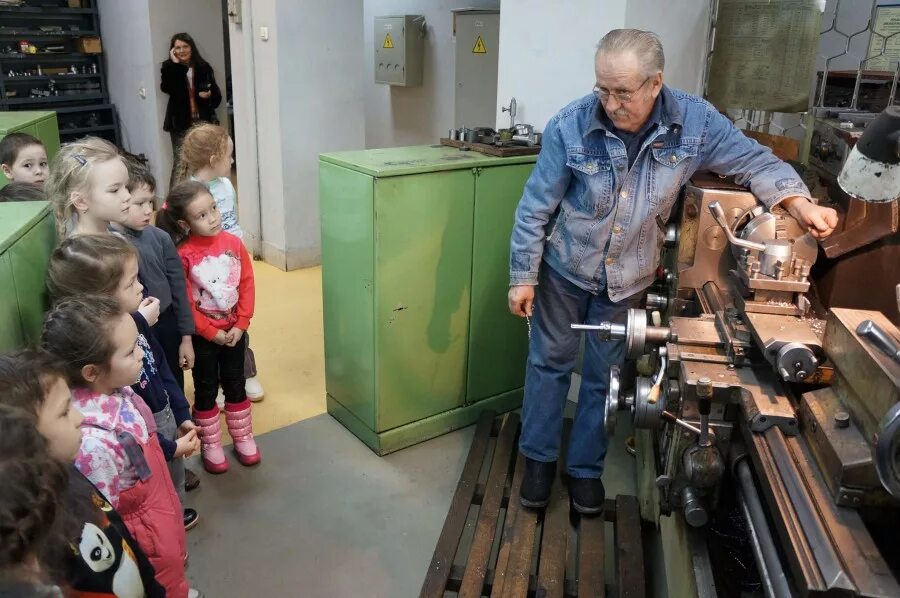 Видео работают дети