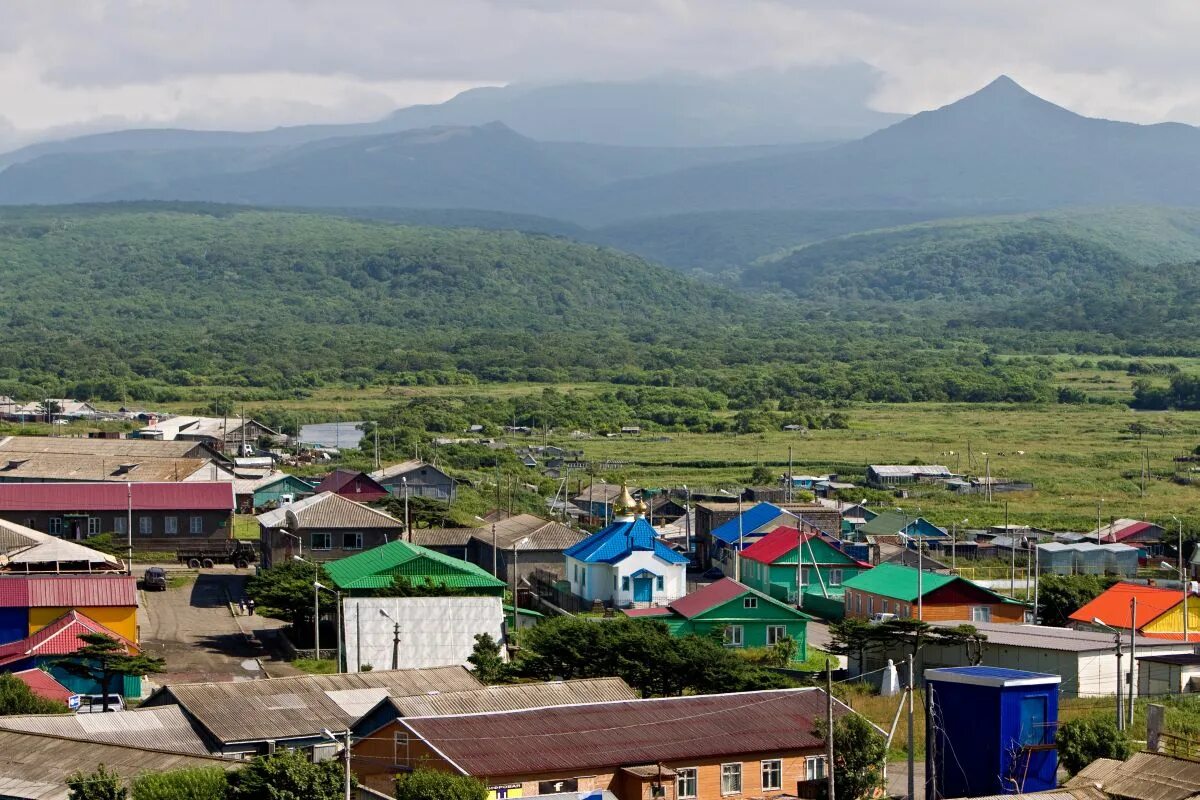 Село курил. Южно Курильск остров Итуруп. Курилы город Итуруп. Курильские острова город Курильск. Остров Итуруп Рейдово.