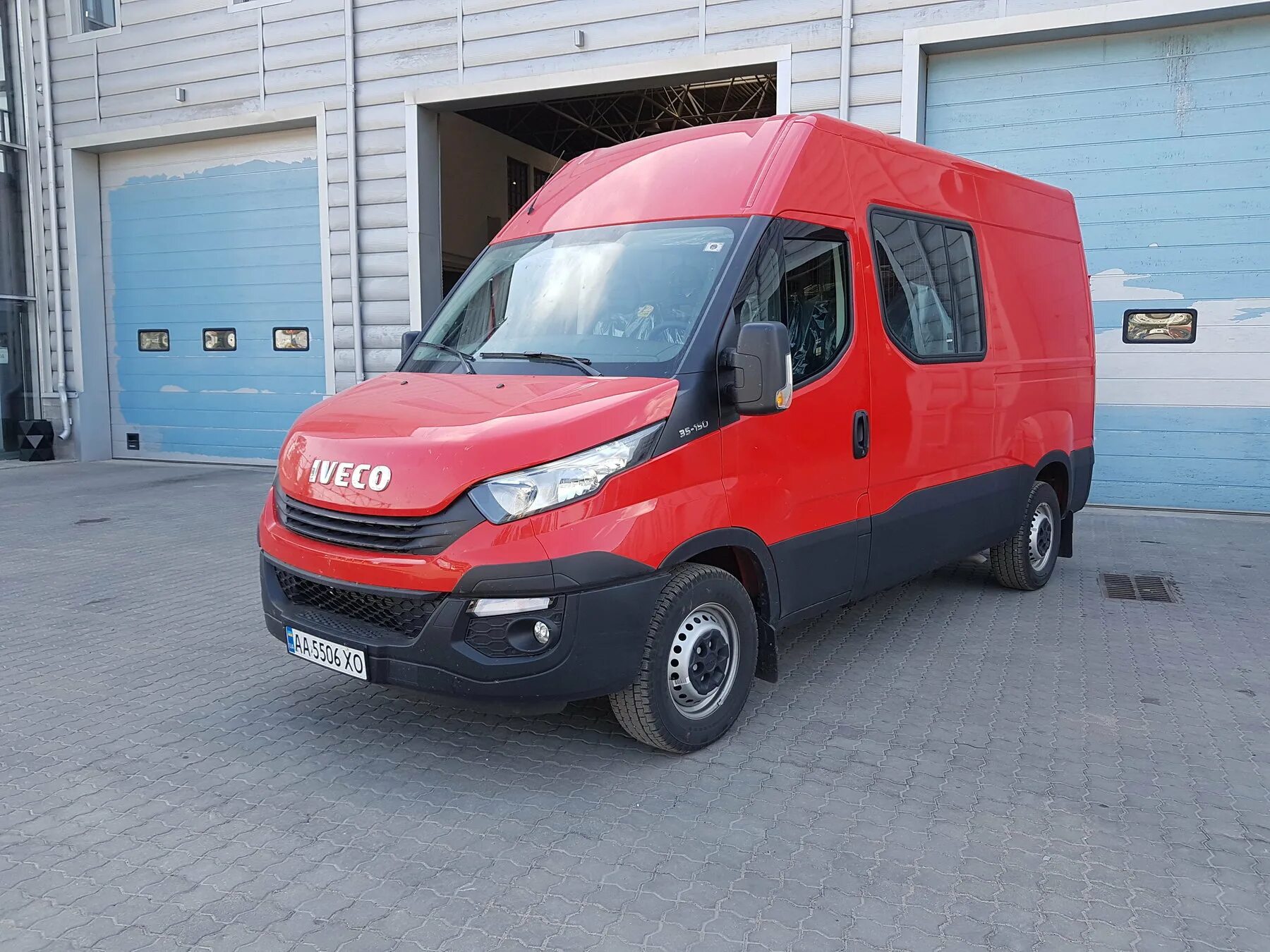 Ивеко дейли цельнометаллический. Iveco Daily 35s15. Ивеко Дейли Грузопассажирский фургон. Ивеко Дейли цельнометаллический фургон. Ивеко 35.